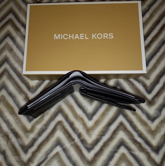 Michael Kors Cooper Leather Billfold Wallet - Picture 8 of 13